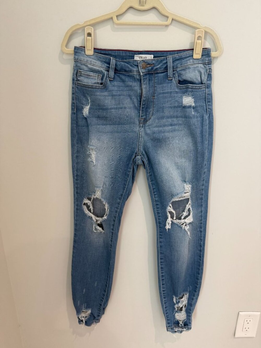 Cello Jeans Women's Size 7 Light Wash Distressed Skinny Jeans